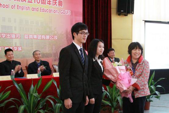 第一任院长李海丽欣然接受师生代表鲜花 第一任院长李海丽欣然接受师生代表鲜花
